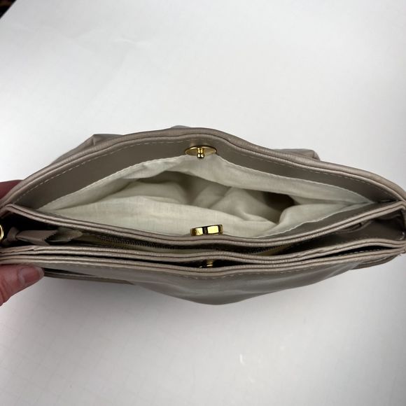 Vintage Clamshell Leather Clutch Handbag Gold-Tone Hardware, Beige - Picture 3 of 9